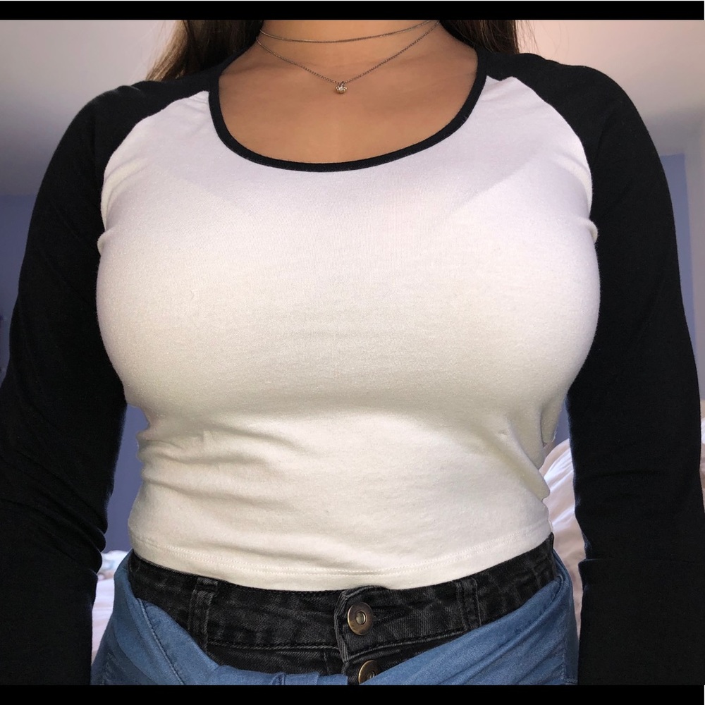 Black and white long sleeve crop top